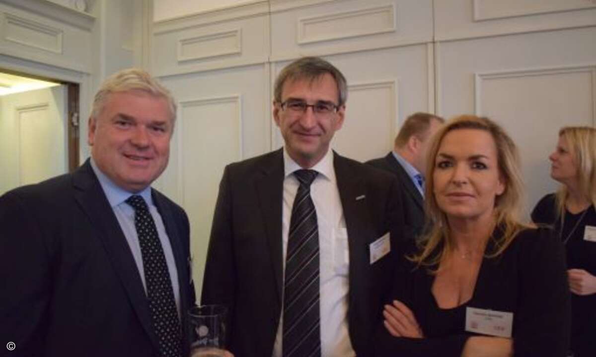 Martin Fryba mit Systeam-Chef Volker Mitlacher und Carolin Schlüter(Foto: CRN)