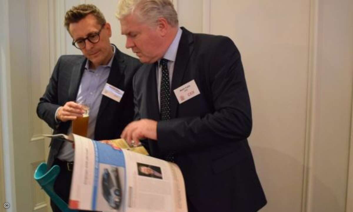 Alexander Maier von Ingram Micro und Martin Fryba diskutieren die aktuelle CRN-Ausgabe(Foto: CRN)