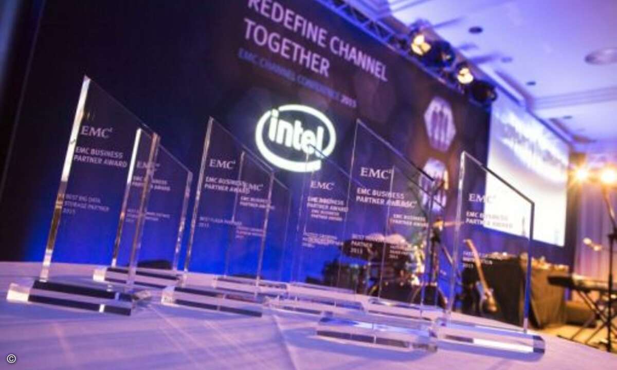 Die begehrten Preise für die erfolgreichsten EMC-Partner (Foto: EMC)
