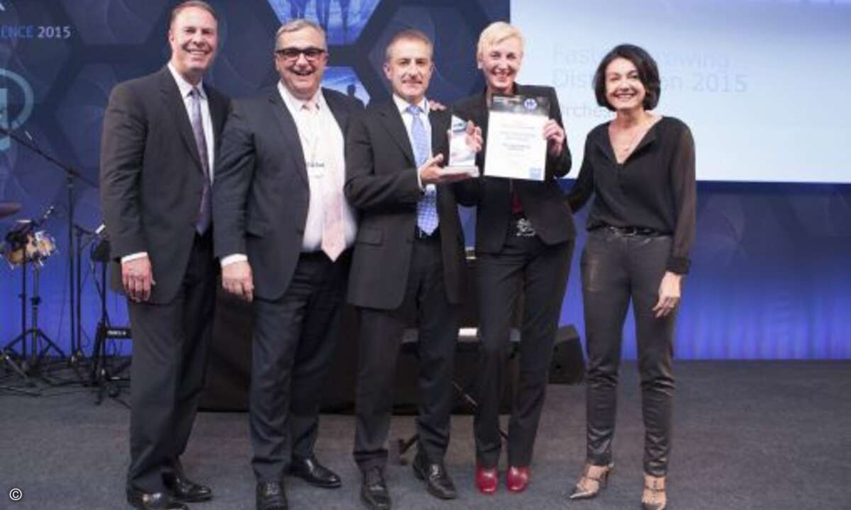 Stefan Langhirt von Profi Engineering Systems (Mitte) freut sich über den von Gregg Ambulos, Philippe Fossé, Sabine Bendiek und Diana Coso überreichten Award als »Best Transformation Partner 2015« (Foto: EMC)