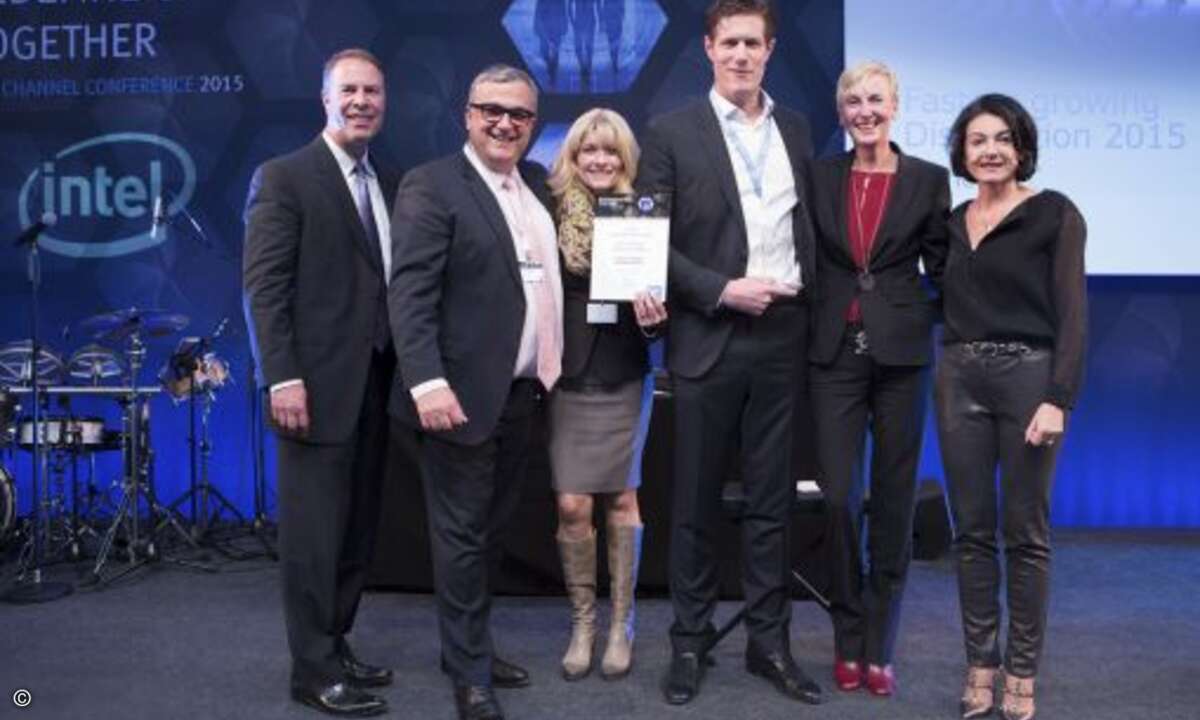Orchestra Service wurde als »Fastest Growing Distributor« ausgezeichnet, den Preis nahmen Manuela Schüller (3.v.l.) und Cornelius Von Dincklage (3.v.r.) entgegen (Foto: EMC)