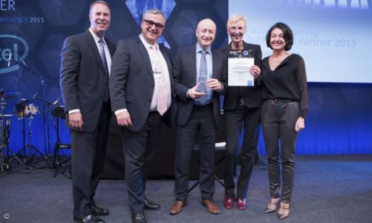Sven Heinsen vom »Fastest Growing Authorized Partner« Dimension Data Germany, eingerahmt vom EMC-Team (Foto: EMC)