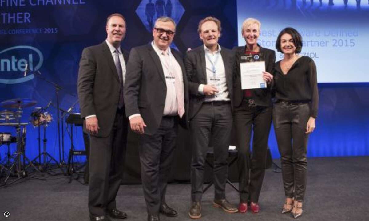 Ulrich Hampe von Fritz & Macziol (Mitte) nahm den Preis als »Best Software Defined Storage Partner« für das Ulmer IT-Haus entgegen (Foto: EMC)