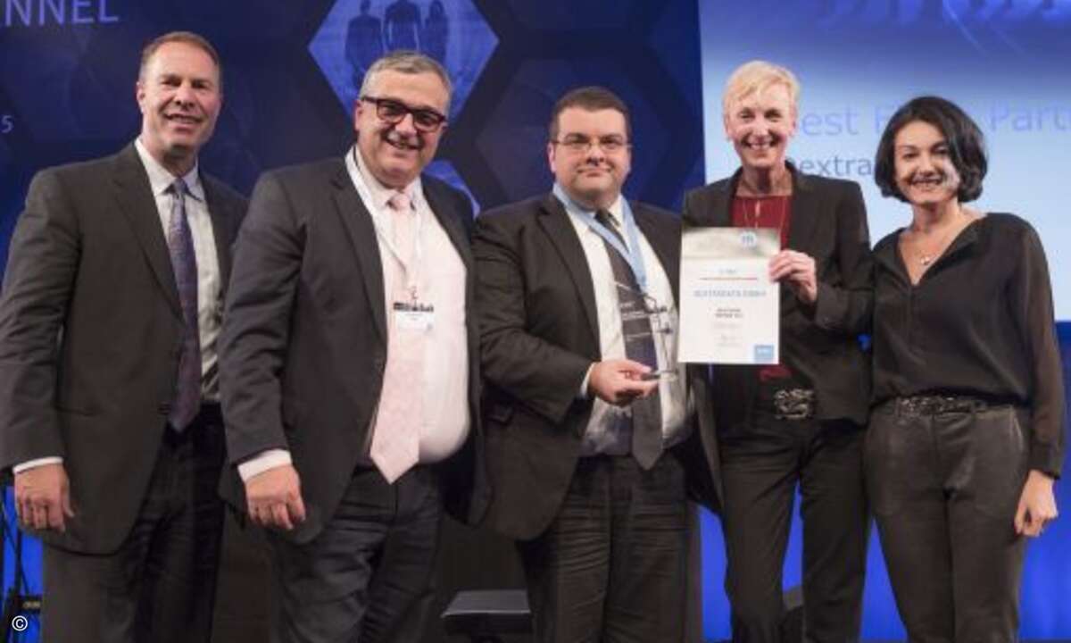 Shayan Faghfouri von DextraData bekam vom EMC-Channelteam die Auszeichnung als »Best Flash Partner« überreicht (Foto: EMC)