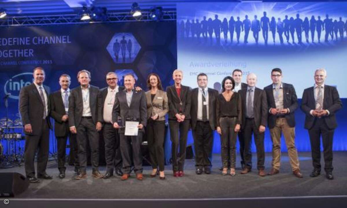 Zum Abschluss wurden alle Preisträger nochmal für ein Gruppenbild auf die Bühne gebeten (Foto: EMC)