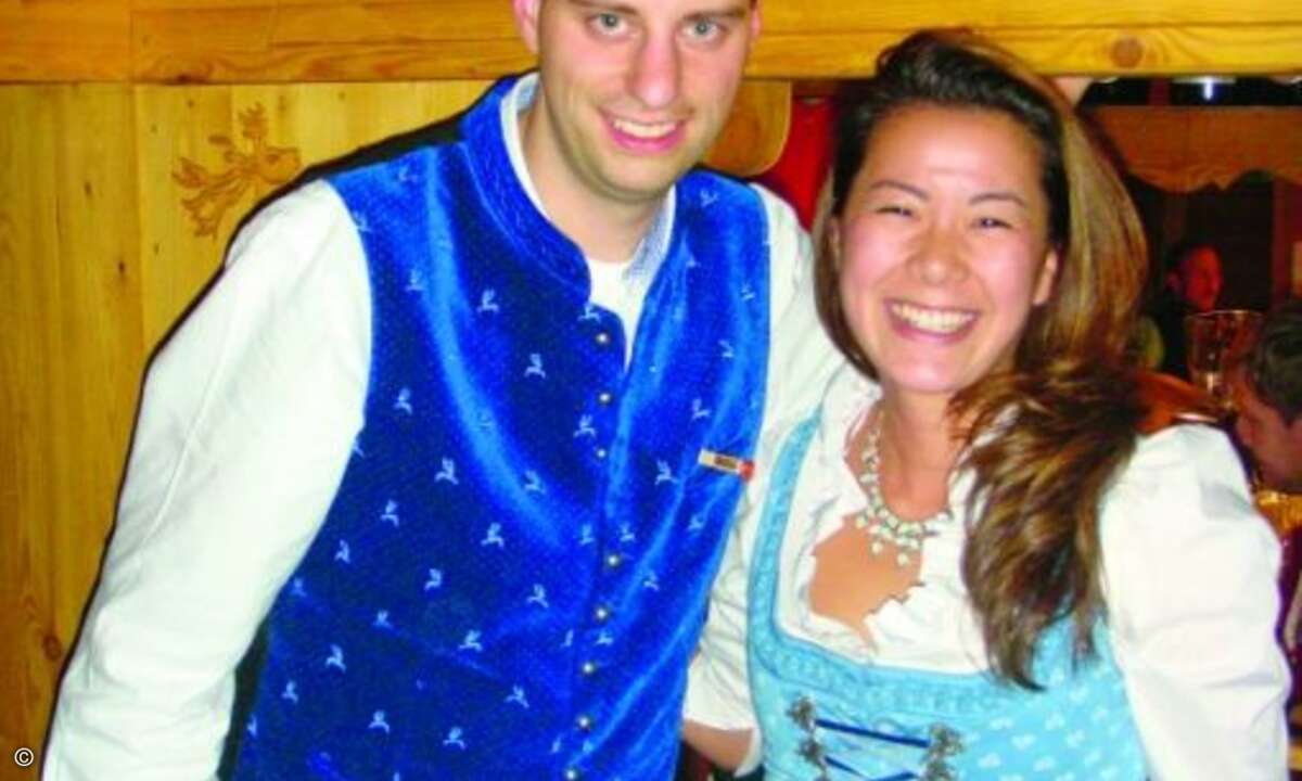 Distributionskompetenz in Tracht: Benjamin Knupke von Ingram Micro, zusammen mit Thuy Trieu von Tech Data (Foto: CRN)