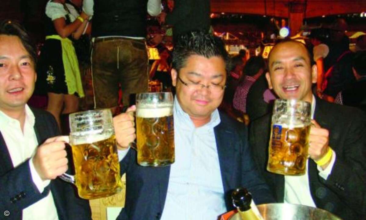 Kein Tee, kein Sake, kein Reiswein, sondern bayerisches Bier für die Buffalo-Manager Tsuyoshi Tomiyama, Masaya Ishimaru und Osamu Tomita (von links) (Foto: CRN)