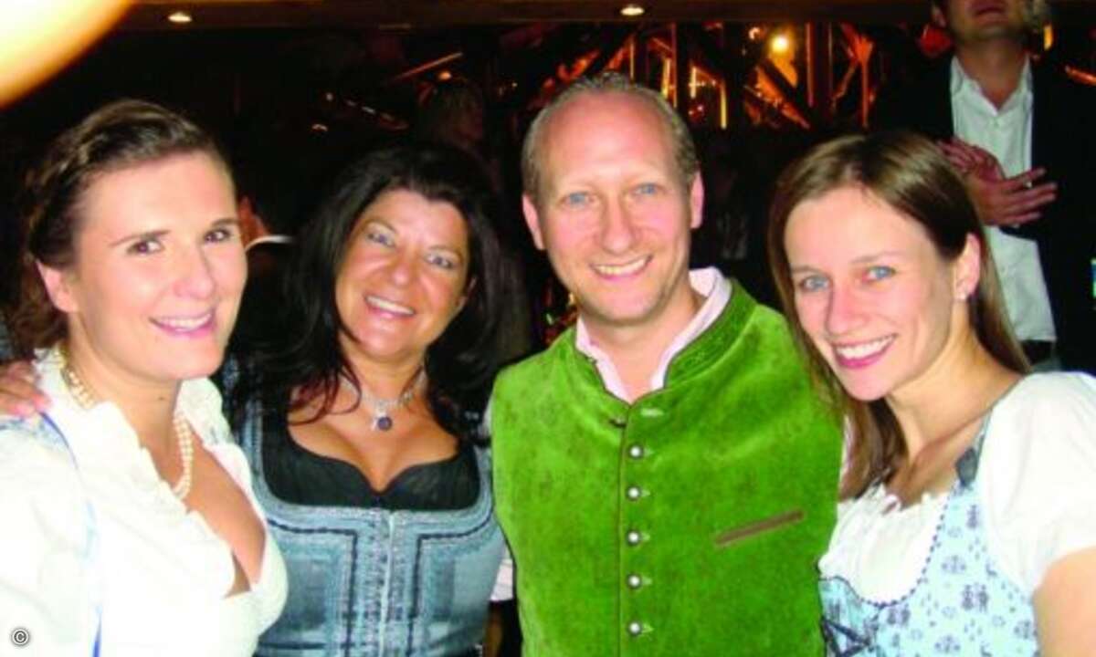 Nadine Stiegler (CRN), mit Katja Schraml, Mirko Rusch und Claudia Schnurbus (alle Buffalo)(Foto: CRN)