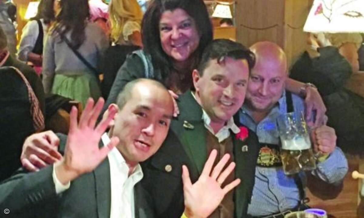 »Bedienung, bitte zehn Maß!«: Osamu Tomita (Buffalo)
gemeinsam mit Oliver Booz und Frank Gerich (beide Ingram Micro) - im Hintergrund: Katja Schraml (Buffalo)(Foto: CRN)