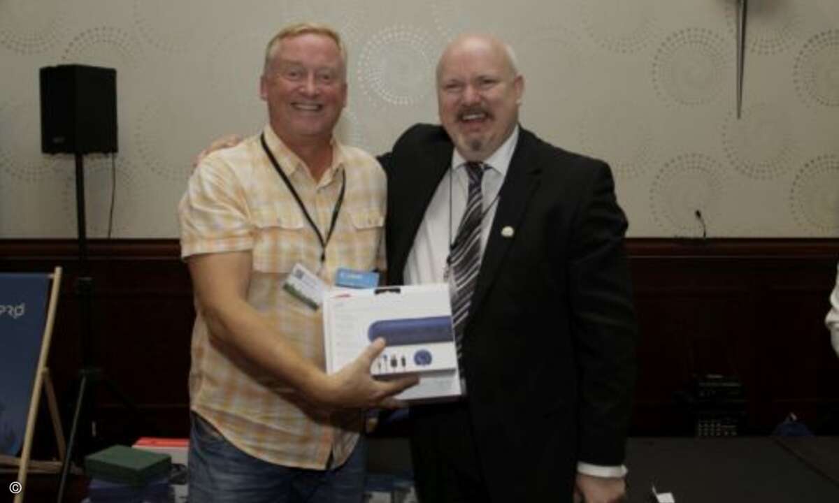 Beim Abendevent der GWAVACon wurden die Gewinner einer Verlosung bekannt gegeben (hier Gordon Paterson aus England mit Laurence O'Brien von GWAVA) (Foto: GWAVA)