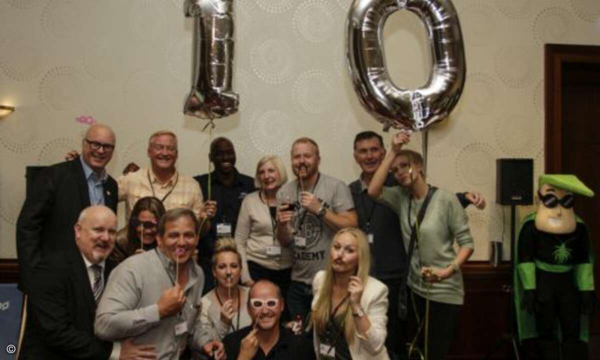 Beim Abendevent der GWAVACon haben Teilnehmer und GWAVA Team das 10. Jubiläum der Veranstaltung gefeiert (Foto: GWAVA)