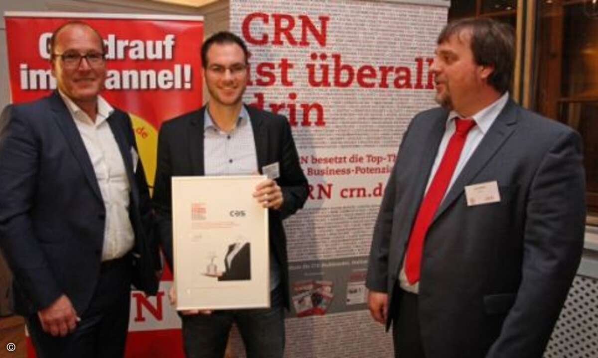 COS - Note 2,3
(v. links) Christoph Runge und Christopher Göbel von COS mit Lars Bube (CRN) (Bild: CRN)