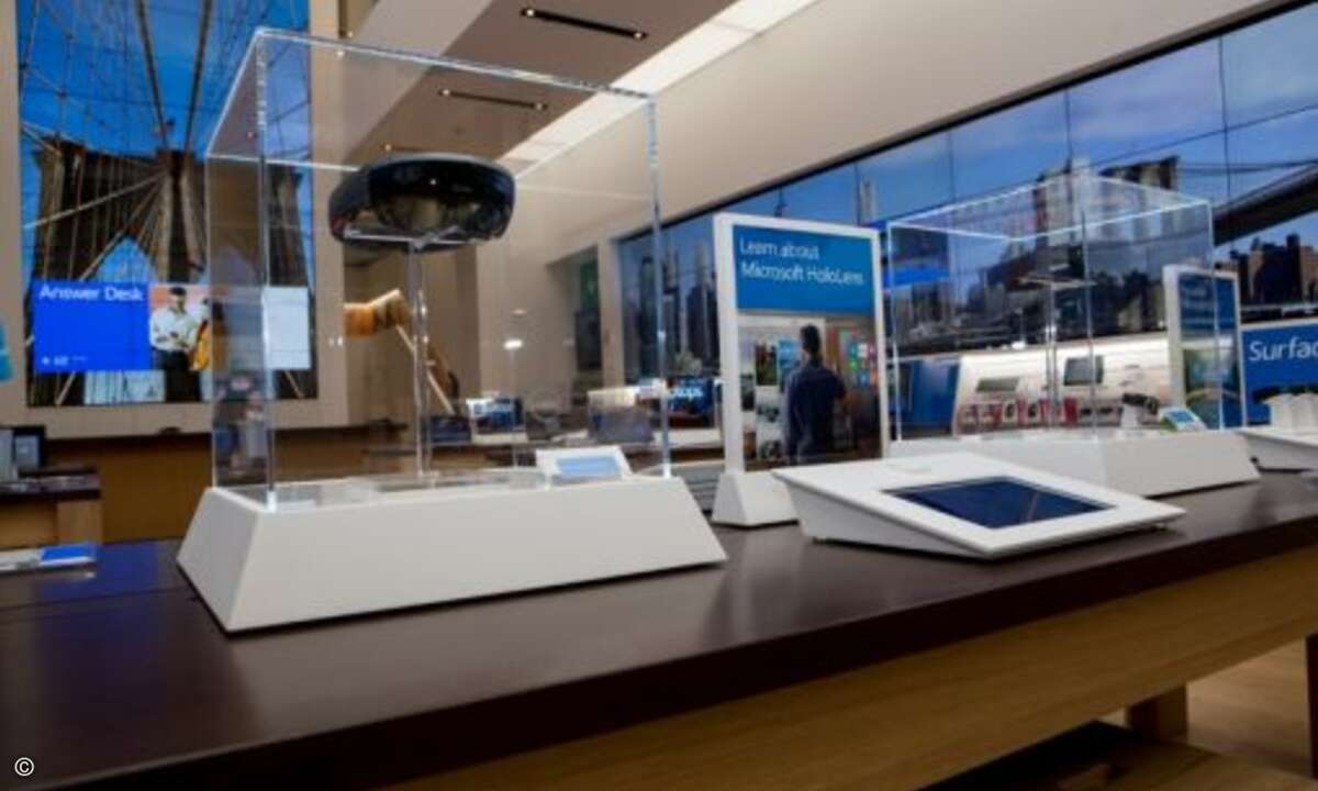 Neben dem Surface und den Lumia-Smartphones finden Besucher auch aktuelle Entwicklungen wie die HoloLens