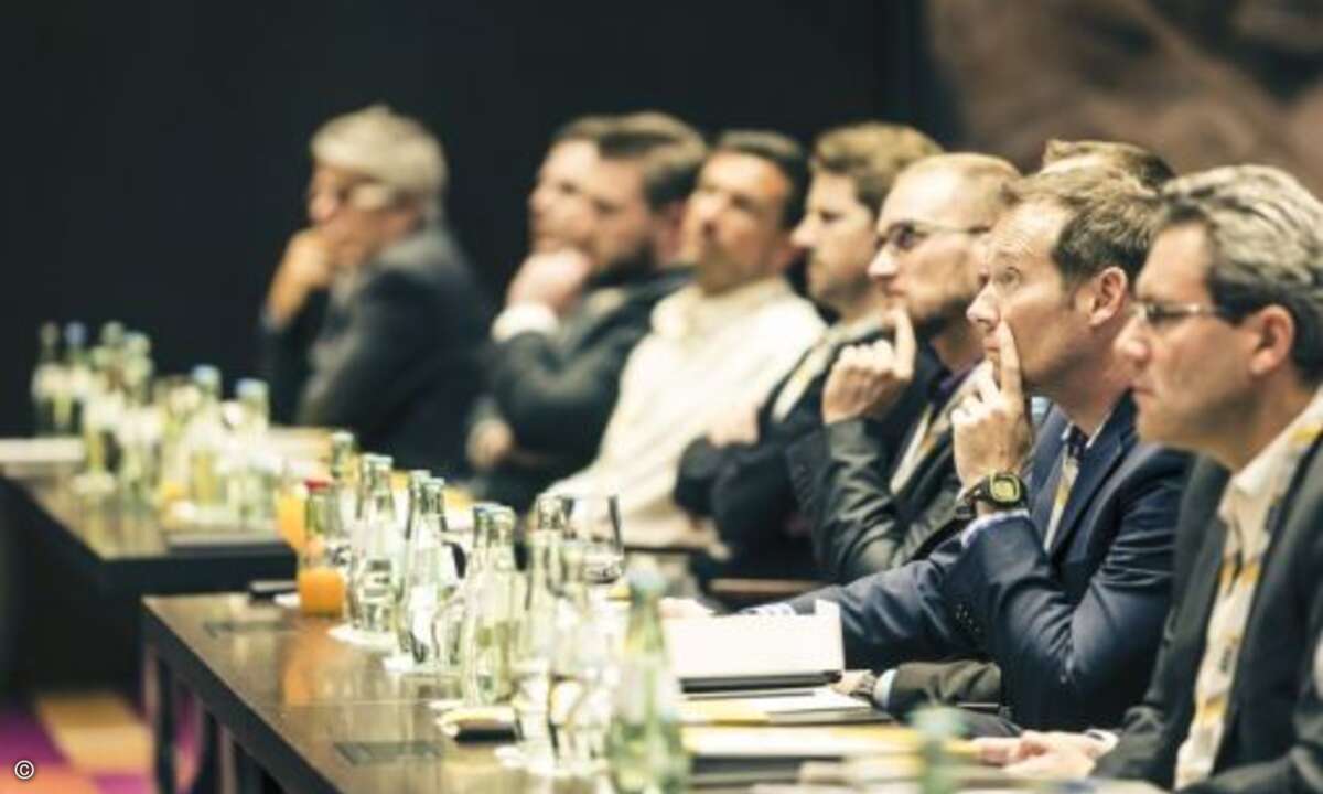 Die Teilnehmer lauschen gespannt den Rednern (Foto: Axis)