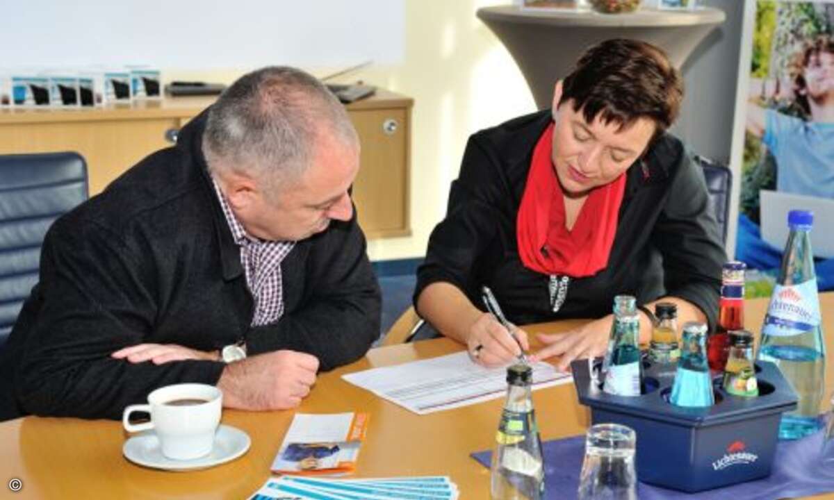 Auf die individuellen Bedürfnisse zugeschnitten: Frauke Lüking (emendo Marketing) bespricht mit emendo-Beiratsmitglied Dieter Mühlbauer die neuen Leistungen (Foto: emendo)