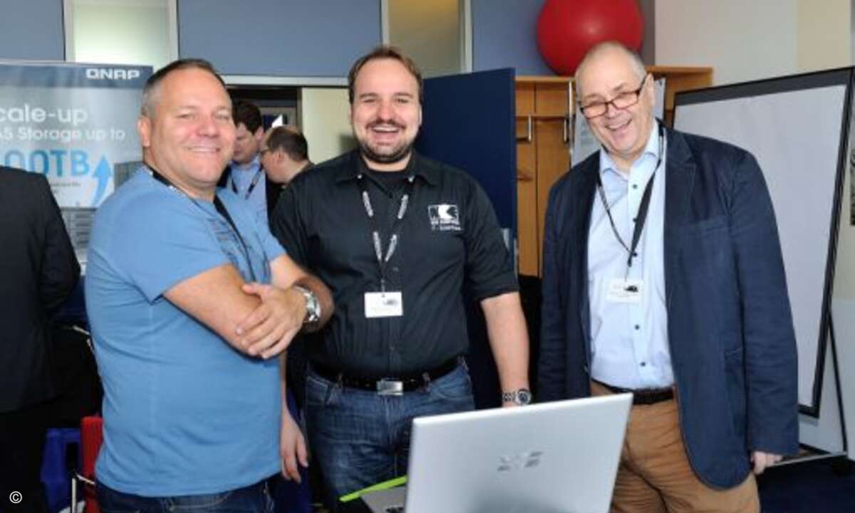Spaß bei der Arbeit: Jürgen Slama und Michael Sommer von NCE Computer im Termin mit Uwe Werner von Schenker Technologies (Foto: emendo)