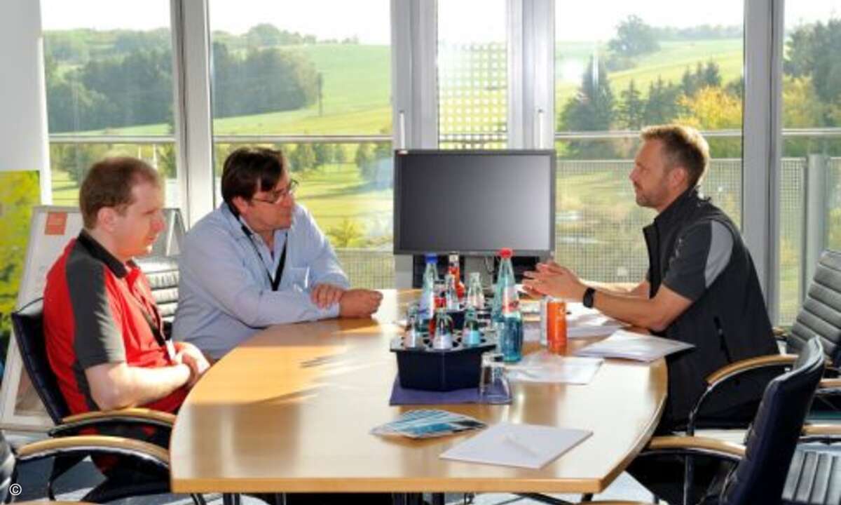 emendo-Geschäftsführer André Vogtschmidt (r.) berät die emendo-Partner Volker Cordes (freeline Computer) und Frank Müller (mbm-Computer) (Foto: emendo)