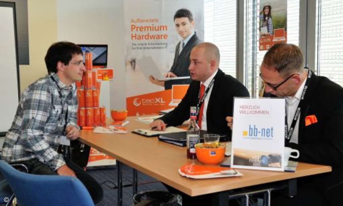 Andreas Schlosser (IT-Musicshop, l.) im Gespräch mit Marco Kuhn (Vertriebsleiter bb-net) und bb-net-Geschäftsführer Michael Bleicher (Foto: emendo)