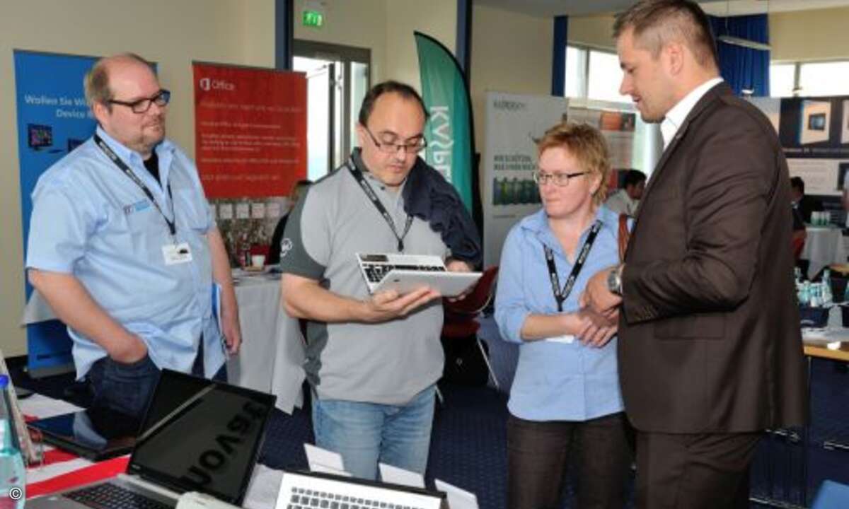 Alexander Bechtold (NEWLITE-systems, v.l.), Ernst Bartl und Lydia Gajan (fair trust) lassen sich von Sebastian Patzel (Toshiba) beraten (Foto: emendo)