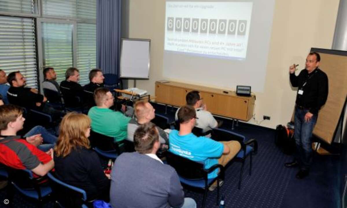 Aufmerksame Zuhörer im Intel-Workshop, geführt von Ralf Risch (Foto: emendo)