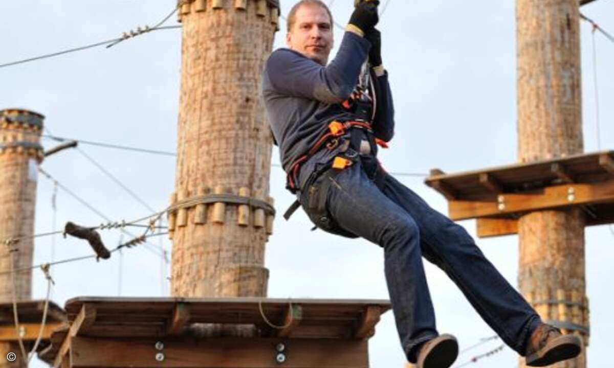 Seilbahn in luftiger Höhe: Volker Cordes (freeline Computer) versuchte sich am Hochseilgarten (Foto: emendo)
