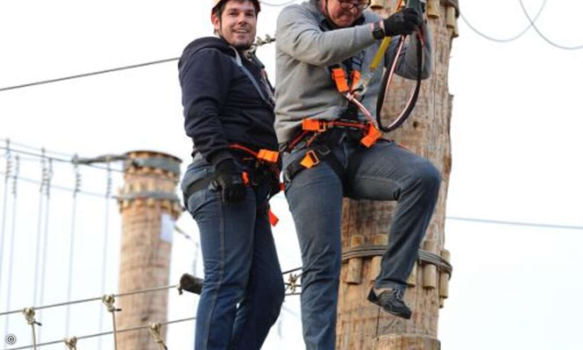 Auch die Aussteller Mike Ritter von Kaspersky und Rainer Drobny von Intel wagten sich in den Kletterpark (Foto: emendo)