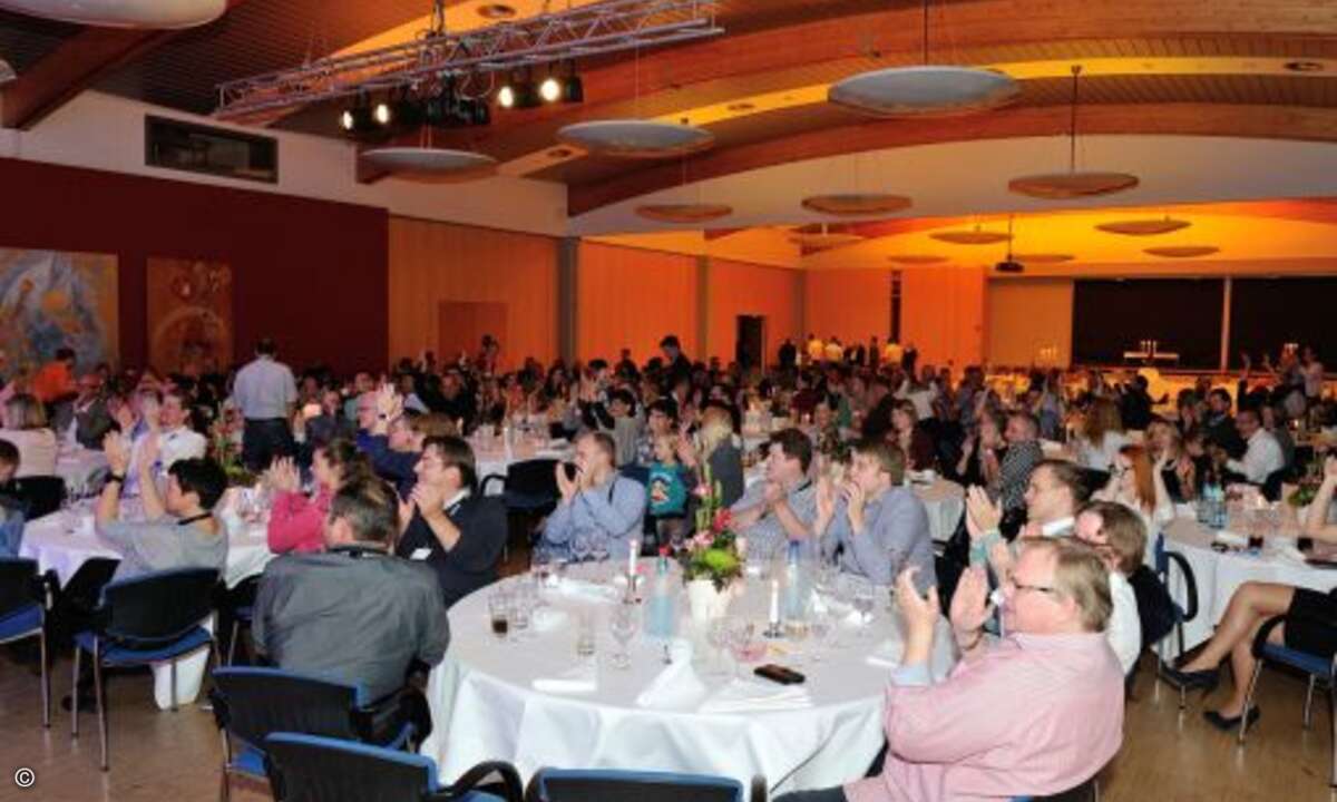 Viel Applaus und gute Laune bei der Abendveranstaltung (Foto: emendo)