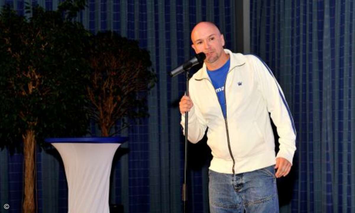 Comedian Dittmar Bachmann brachte die Gäste mit lustigen Anekdoten und wilden Tanz- und Gesangseinlagen zum Lachen (Foto: emendo)