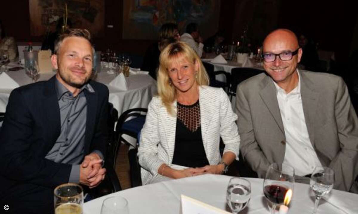 Langjährige Partner: emendo-Geschäftsführer André Vogtschmidt mit Nicole und Peter Feige (TechnoSoft), die bereits seit elf Jahren das Jahresfest besuchen (Foto: emendo)