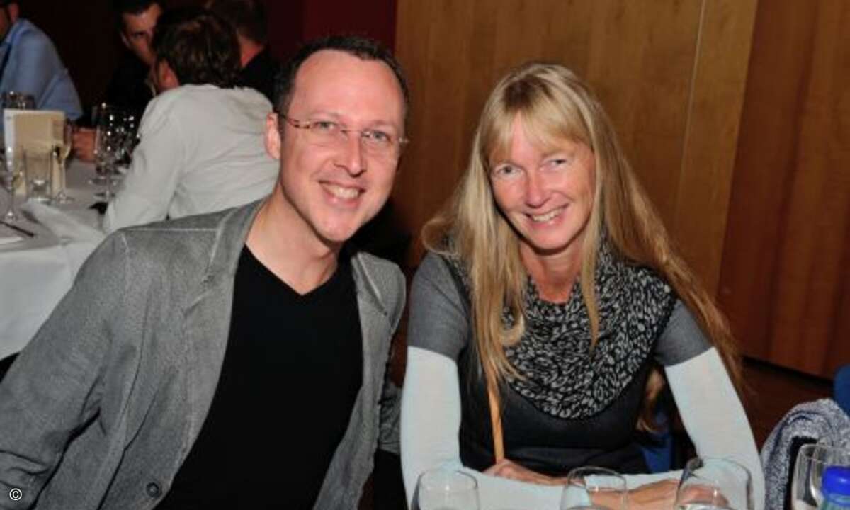 emendo-Partner Philipp und Birgit Rottner (NCE Computer) genießen die lockere Atmosphäre im festlichen Ambiente (Foto: emendo)