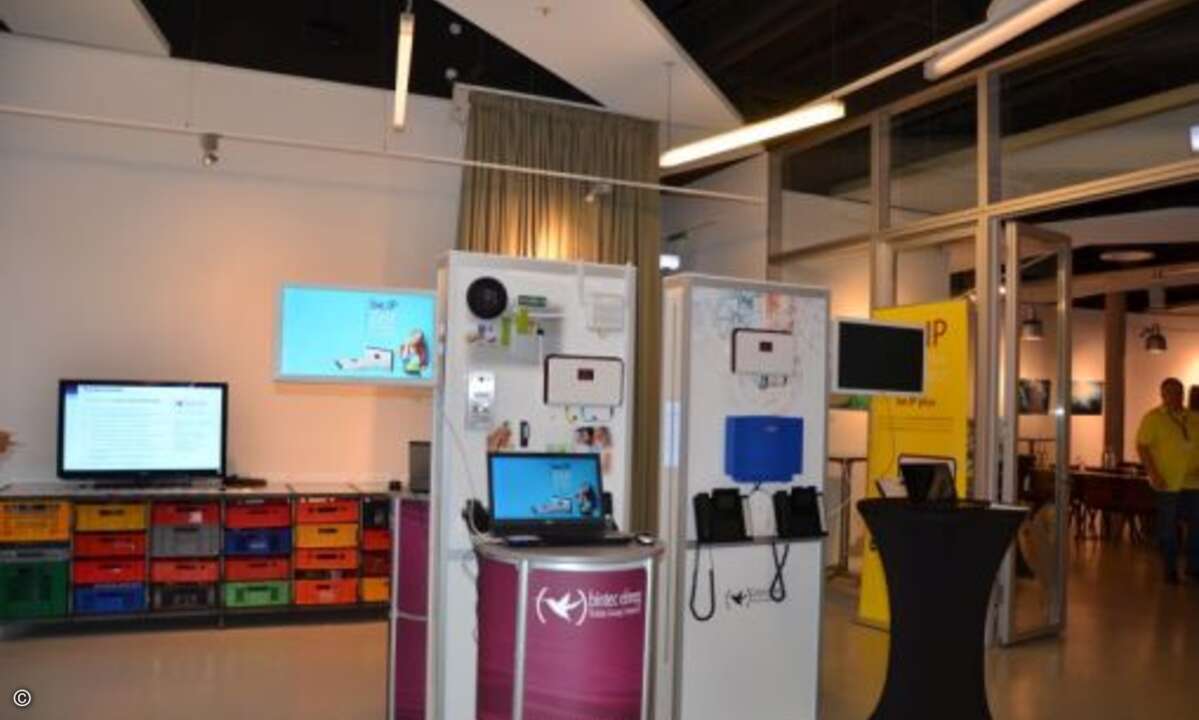 Die Teilnehmer hatten Gelegenheit, eine integrierte (links) sowie eine migrierte IP-Lösung in Augenschein zu nehmen (Foto: Bintec Elmeg)