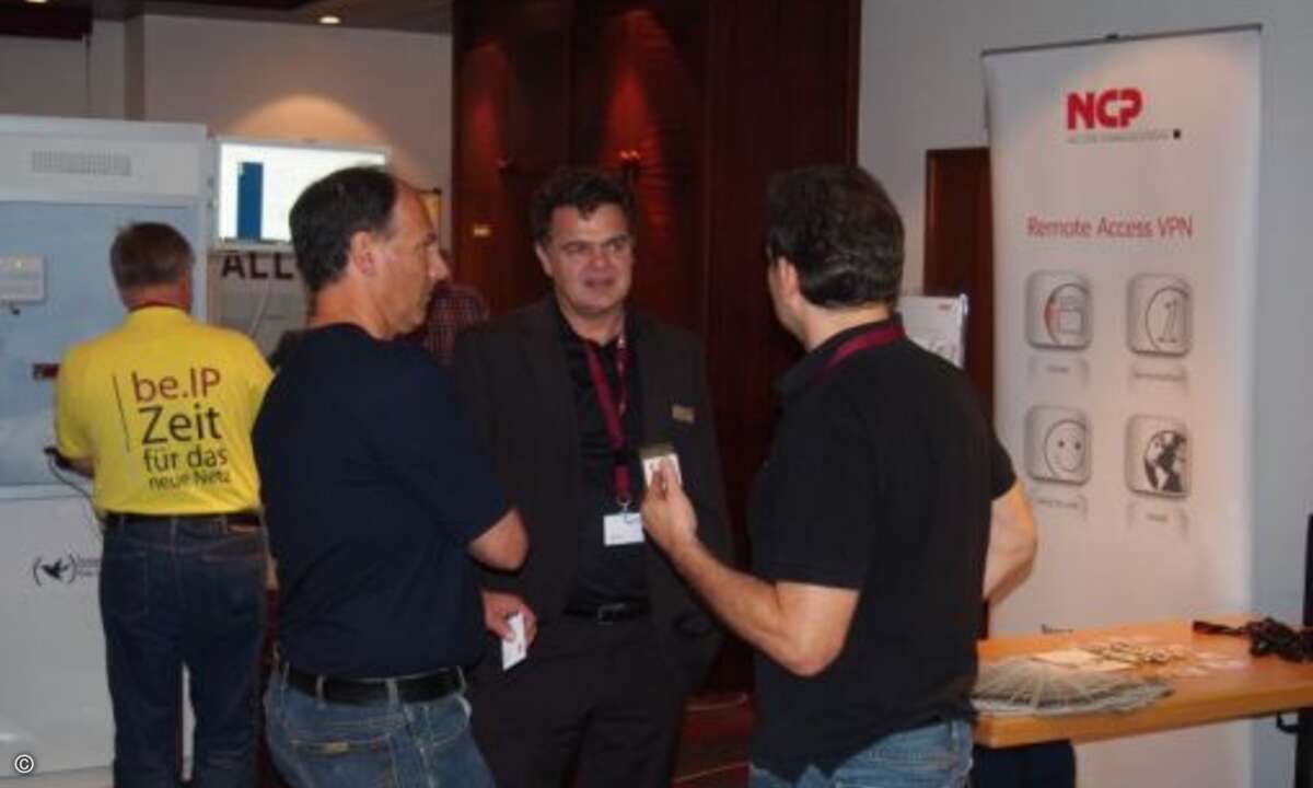 Axel Noack, Channel Manager bei NCP, im Gespräch mit anderen Teilnehmern der Roadshow (Foto: CRN)