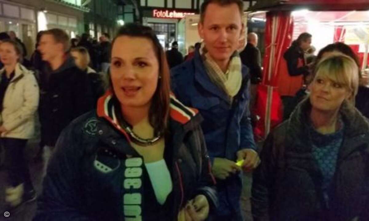 In Gruppen erkundeten die Gäste das Geschehen in der Altstadt: Also-Marketingleiterin Sabrina Hoefs (links) zeigte sich einmal mehr als begehrte, weil besonders sachkundige Führerin (Bild: CRN)
