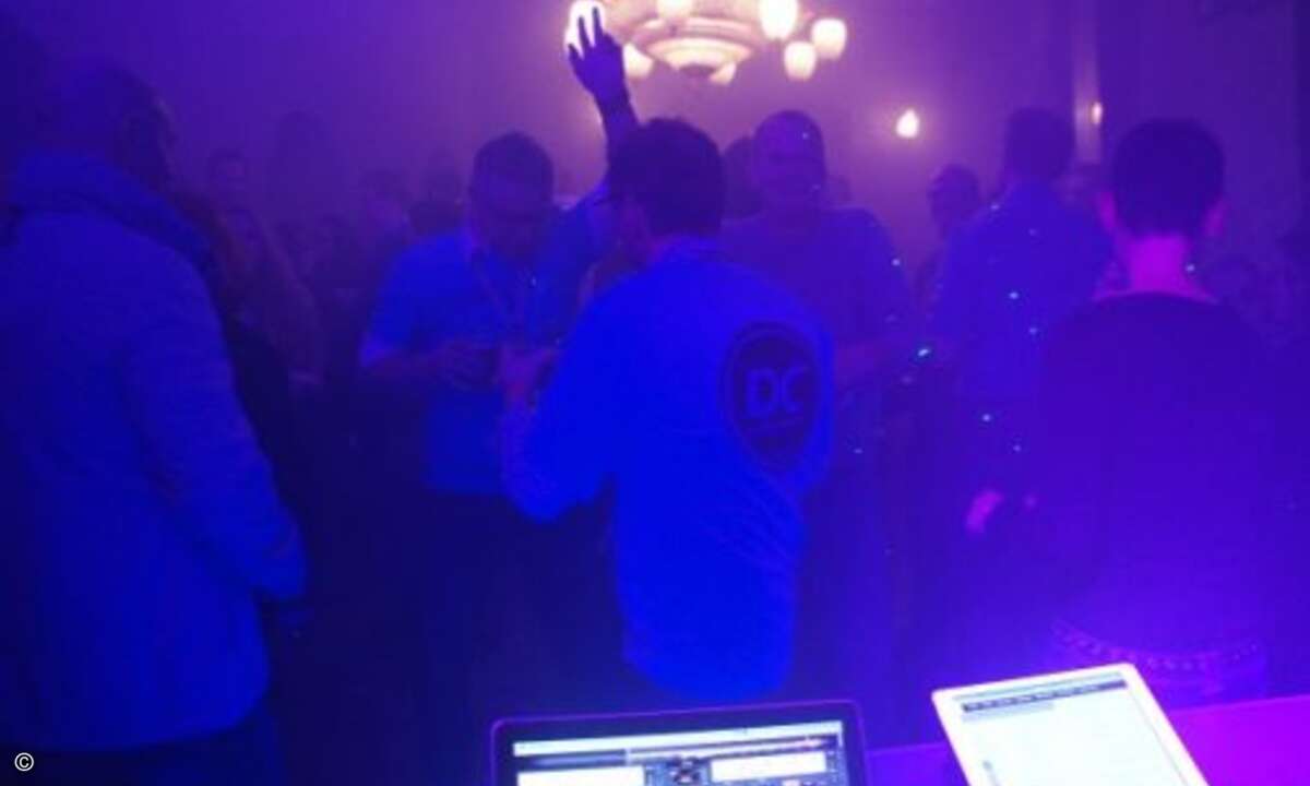 In der Lounge wurde schon bald wild getanzt (Bild: CRN)