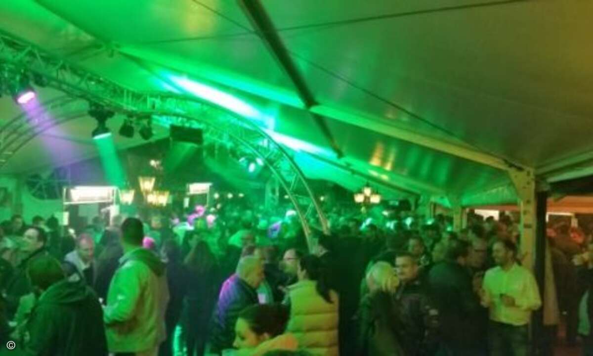 Der Biergarten Christ füllte sich schnell (Bild: CRN)