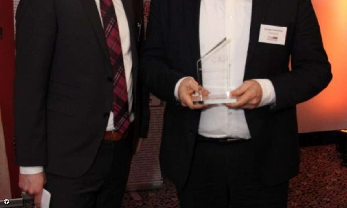 George Linardatos nahm für Transcend den Hersteller-Award bei Speicherkomponenten in Empfang (Foto: CRN)