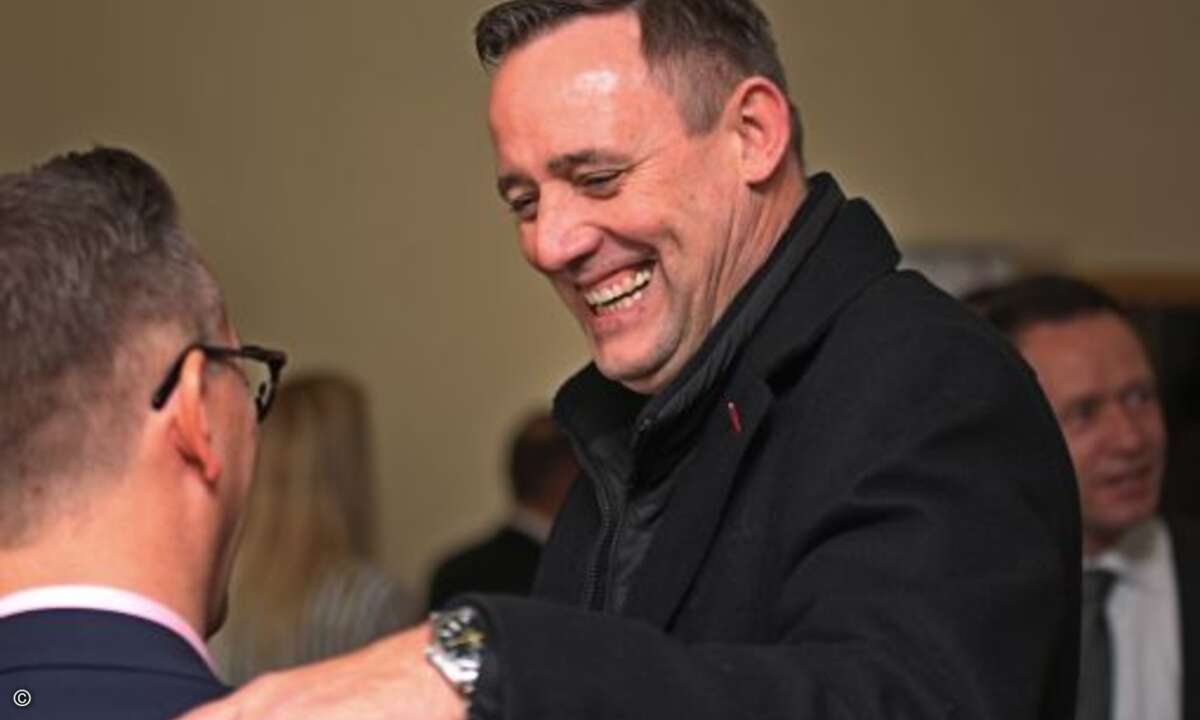 Bernd Tillmann von Tarox freut sich, bekannte Gesichter zu sehen (Foto: CRN)
