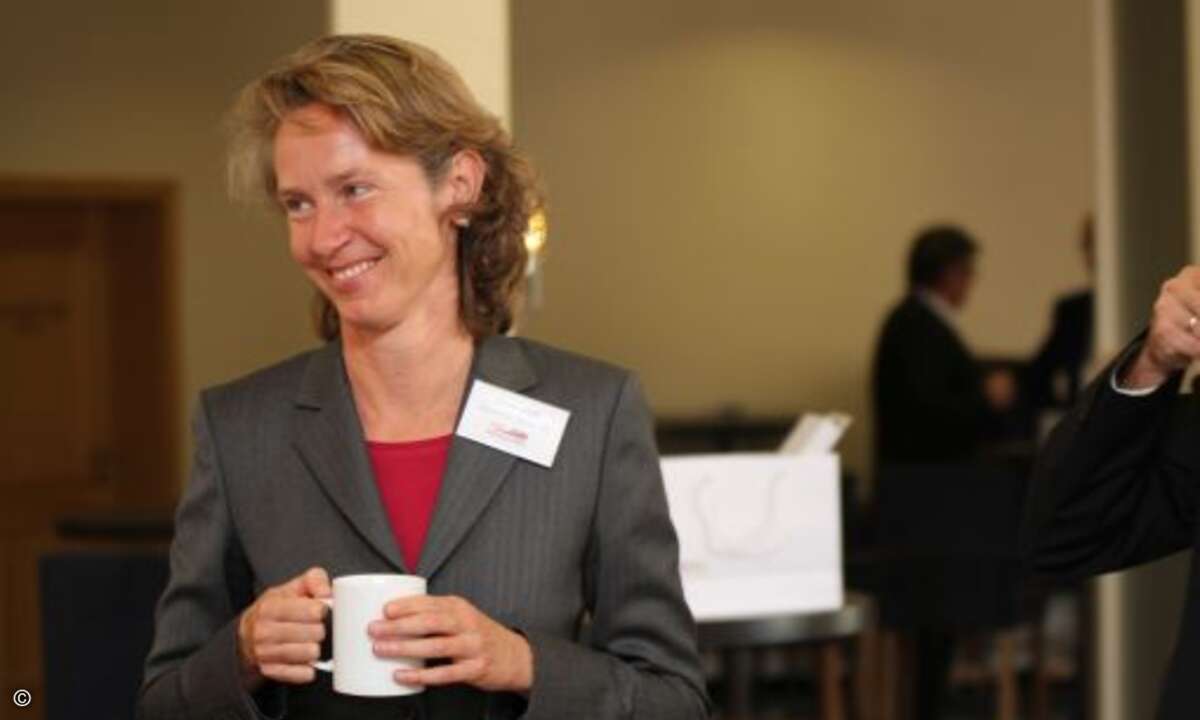 Ulrike Legde von der Deutschen Messe AG genehmigte sich noch einen schnellen Kaffee (Foto: CRN)