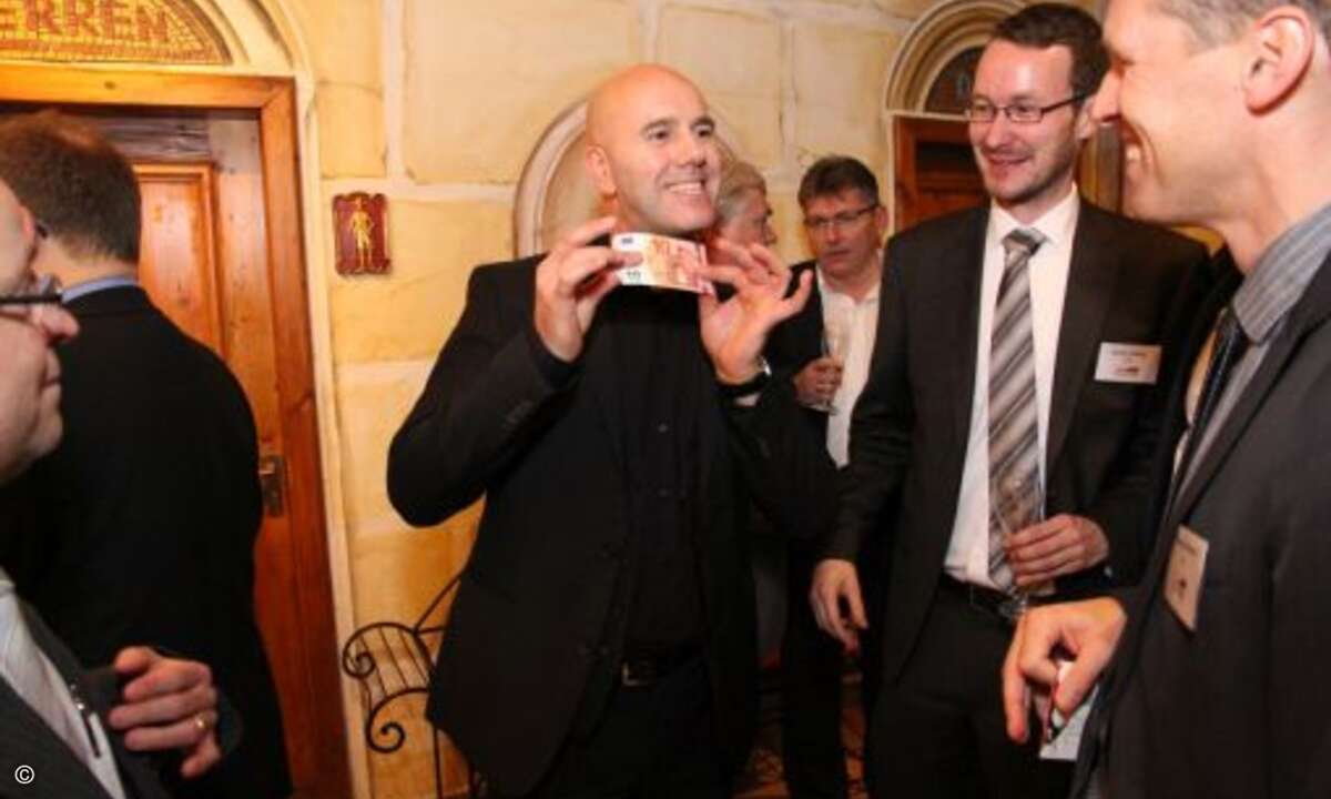 Geld wurde auch herbeigezaubert (Foto: CRN)