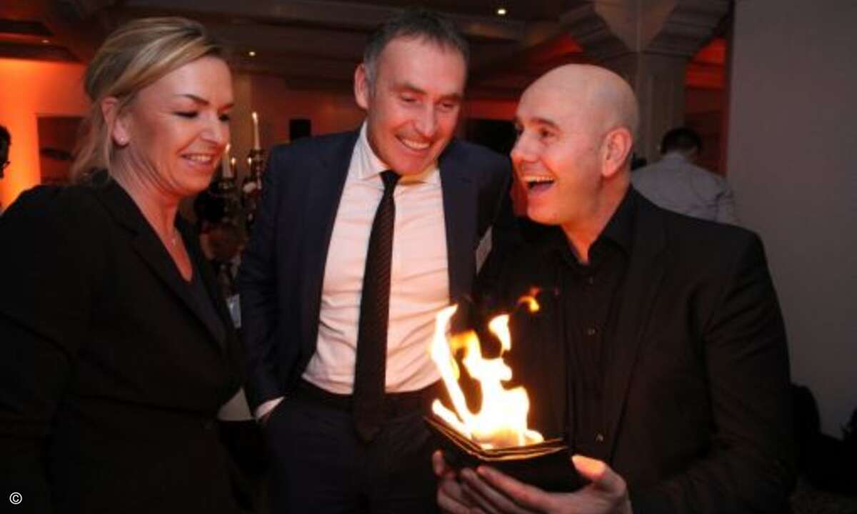 Auch ein paar Geldbeutel gingen in Flammen auf (Foto: CRN), was den Vorsitzenden der Geschäftsführung WEKA Mediengruppe München, Kurt Skupin, ausnahmsweise erfreute
