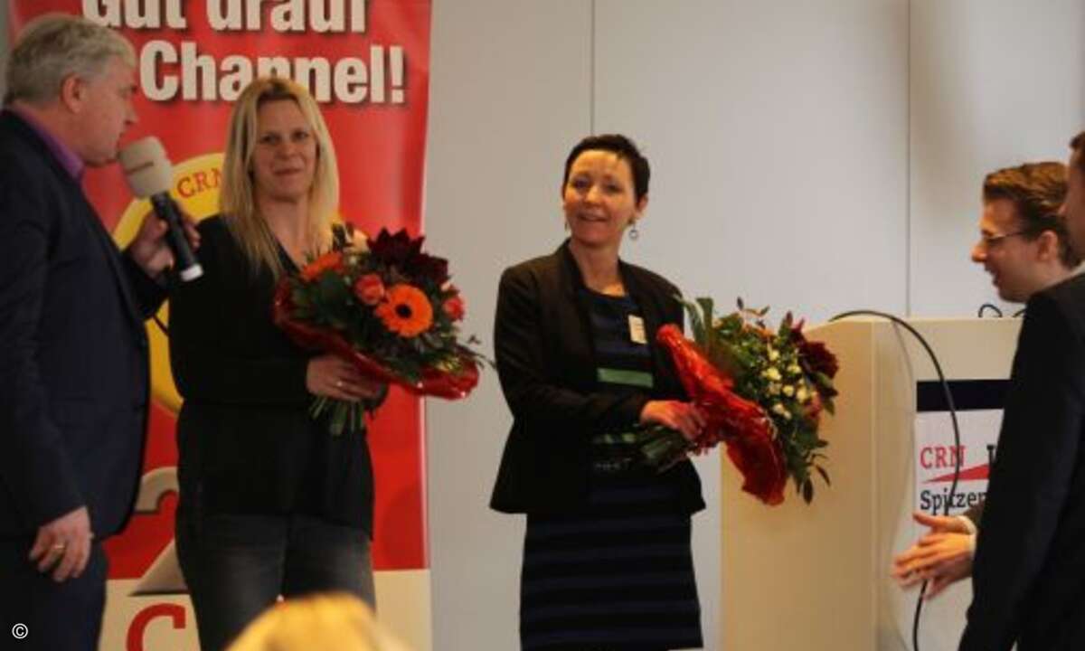 Ein großes Dankeschön und einen ebenso großen Blumenstrauß gab es am Ende für Natascha Schönemann und Susanne Kilgenstein, welche die Veranstaltung erst möglich gemacht hatten (Foto: CRN)