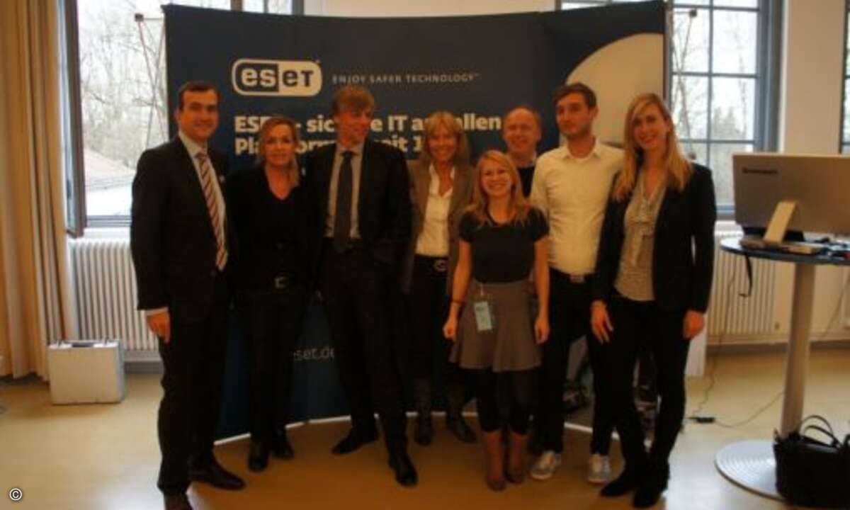 Carolin Schlüter von CRN (2.v.r.) mit dem Eset-Team: Stefan Thiel, Maik Wetzel, Claudia Ketzer, Ildiko Bruhns, Michael Klatte, Steffen Schmidt und Janina zur Mühlen (Foto: CRN)