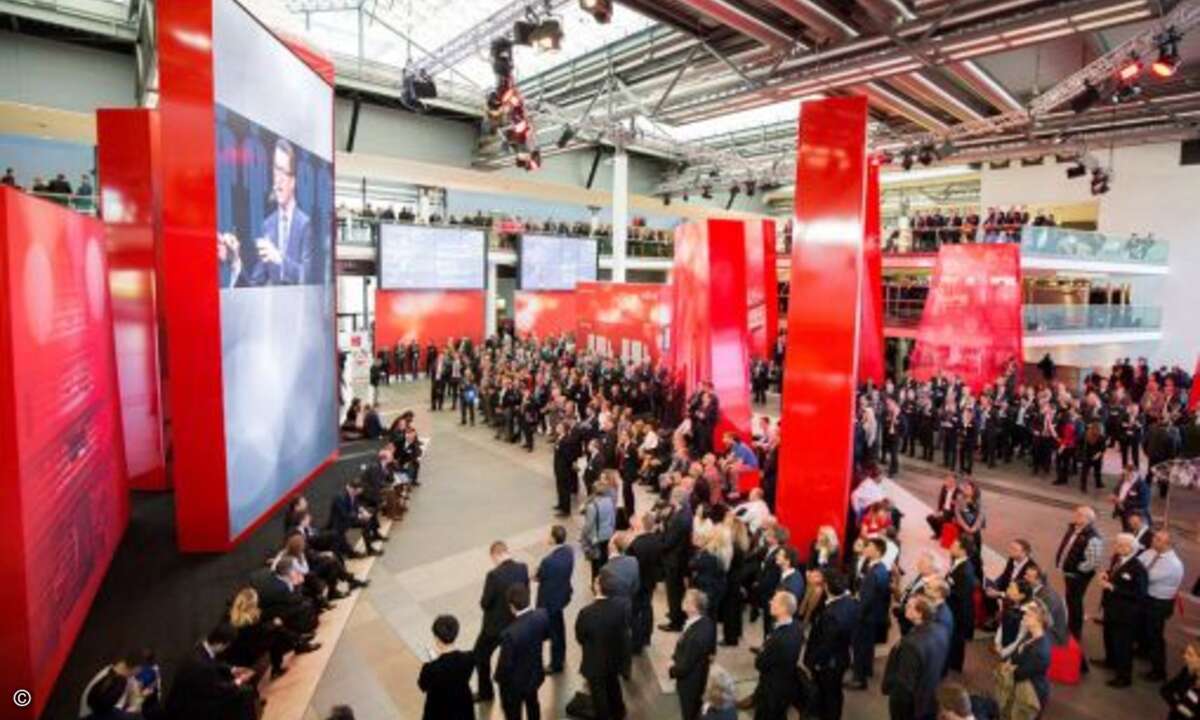 Wegen Überfüllung geschlossen. Die Keynote von EMEIA-Chef Duncan Tait mussten viele Teilnehmer auf der Videowand im Foyer verfolgen (Bild: Fujitsu)