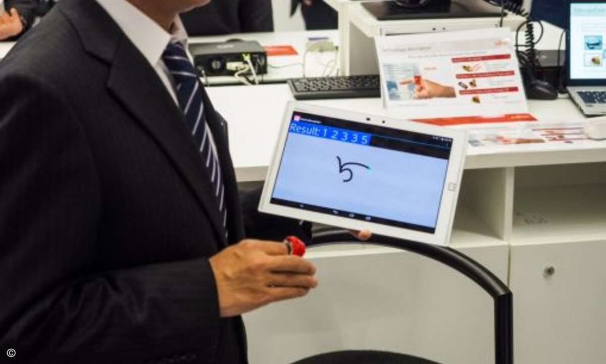 Fujitsu zeigte ein neues Wearable Device in Form eines Ringes, mit dem sich Notizen quasi in der Luft schreiben lassen (Bild: Fujitsu)