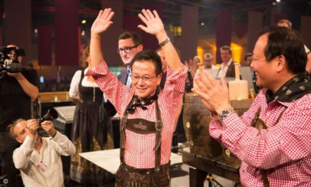 Tatsuya Tanaka, President and Representative Director, Fujitsu Limited feiert zünftig in bayerischer Lederhose (Bild: Fujitsu)