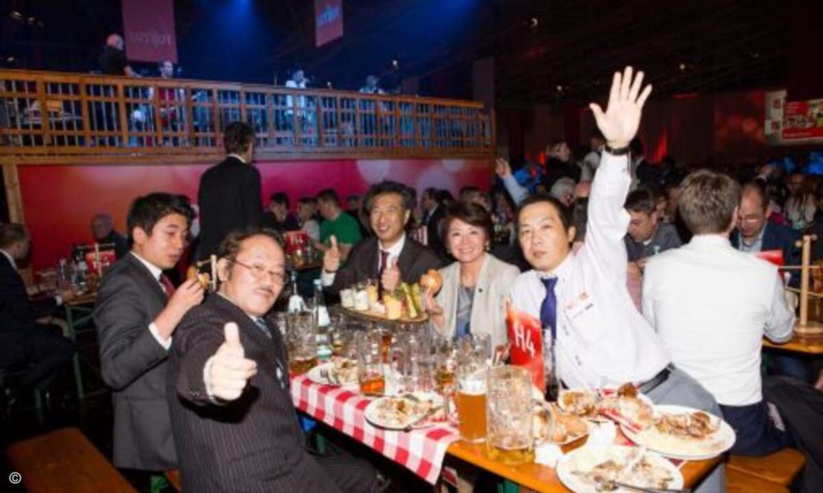 Wiesn-Stimmung bei bayerischem Bier und Hendl (Bild: Fujitsu)