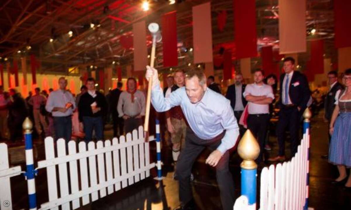 und dazu ein traditiones Oktoberfest-Programm inklusive Hau den Lukas (Bild: Fujitsu)