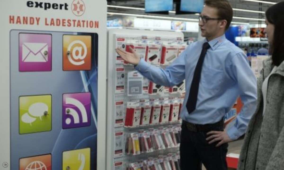 Für die Smartphones der Kunden steht eine eigene Ladestation bereit (Foto: Expert)