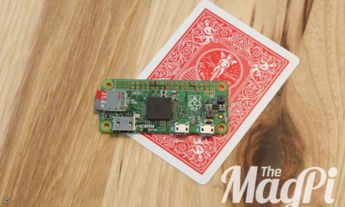 Der Mini ist weit kleiner als eine Spielkarte... (Foto: The Magpi, Raspberry Pi Foundation)