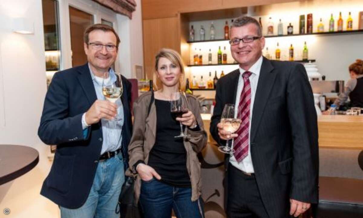 In lockerer Atmosphäre konnten CPN Partner und Aussteller sich schon vor Beginn der Messe austauschen – sowohl geschäftlich als auch privat. Hier: Frank Roitzheim und Aurélie Rigollier (beide LaCie) mit Jochen Kobusch (Merlin GmbH) (Foto: CPN)
